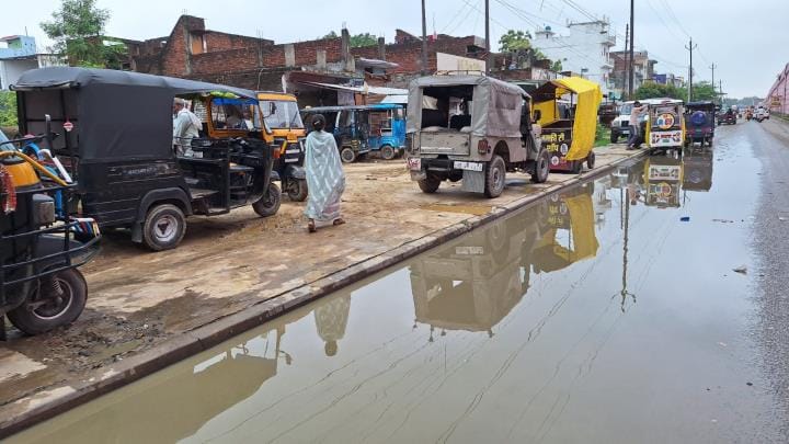 Piles of mud and dirt at the taxi stand