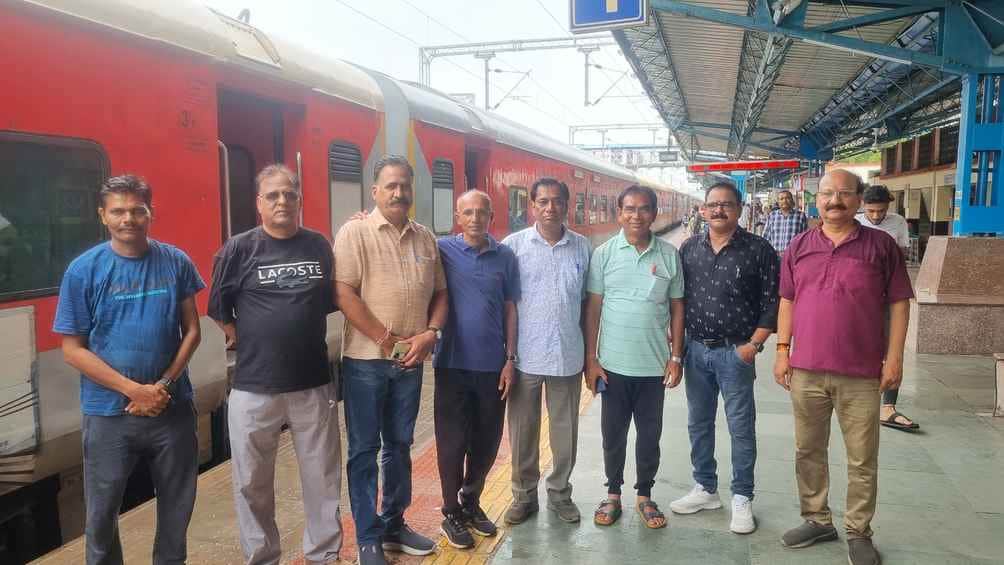 अधिवेशन के लिए रवाना हुए जिले के पदाधिकारी।