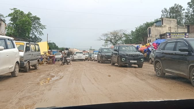 Road in Shahpur became swamp, vehicles passing by crawling