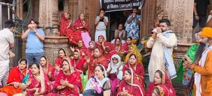 श्री बांके बिहारी मंदिर में शंखनाद कर विरोध दर्ज कराते हुए गोस्वामी।