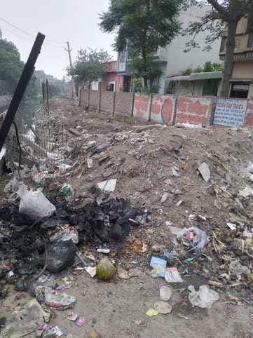 The corporation forgot to remove the garbage from the drain, the road got blocked