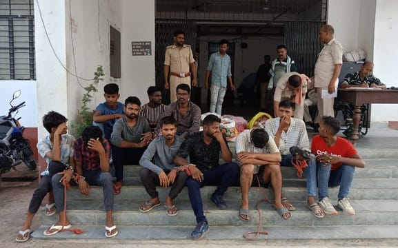 Bihar: ट्रेन के शौचालय में छुपा था शराब का जखीरा, उत्पाद विभाग ने किया खुलासा; सात डिलीवरी बॉय गिरफ्तार