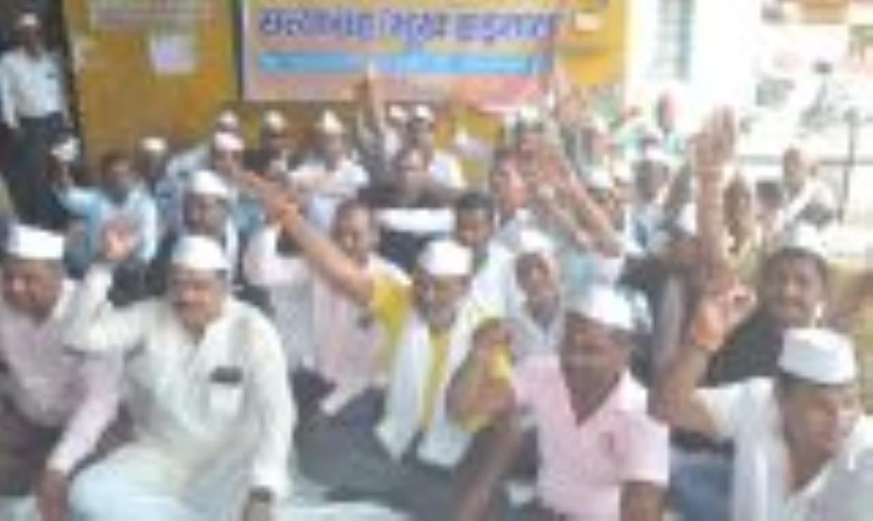 The officials of the Employees-Teachers United Front did a Satyagraha and sent a letter to the CM