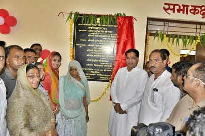विकास कार्यों का लोकार्पण एवं शिलान्यास करते जल संसाधन मंत्री  सुरेश सिंह रावत।