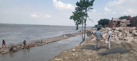 Chittauni dam in bad condition, danger on West Champaran highway