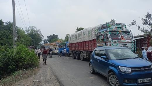 Dumper overturned while unloading gravel, jam on Unnao-Hardoi road