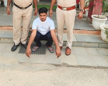 The accused of embezzling the company's recovery money and goods has been arrested