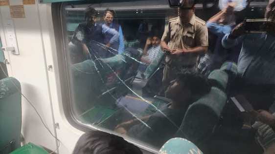 पथराव से टूटे खिड़की के शीशे।