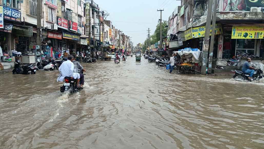 The first rain exposed the claims of the administration, roads became rivers, water entered shops and offices