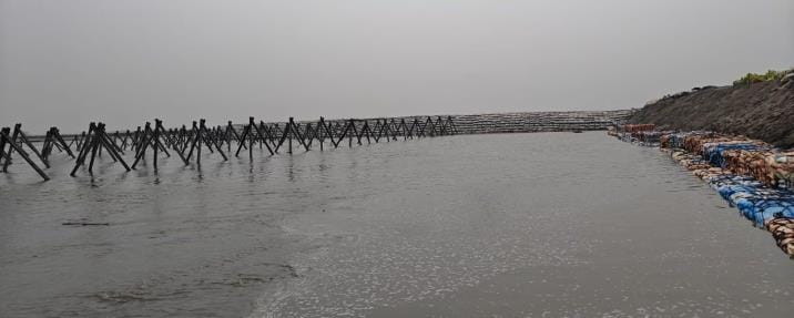 Water started flowing in the dry bed of Ganga
