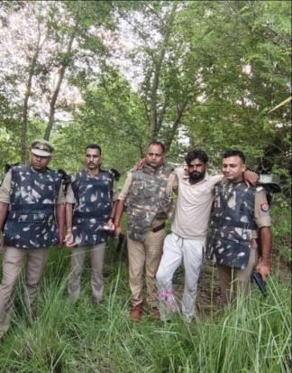 Two animal smugglers were caught in an encounter, one was shot in the leg