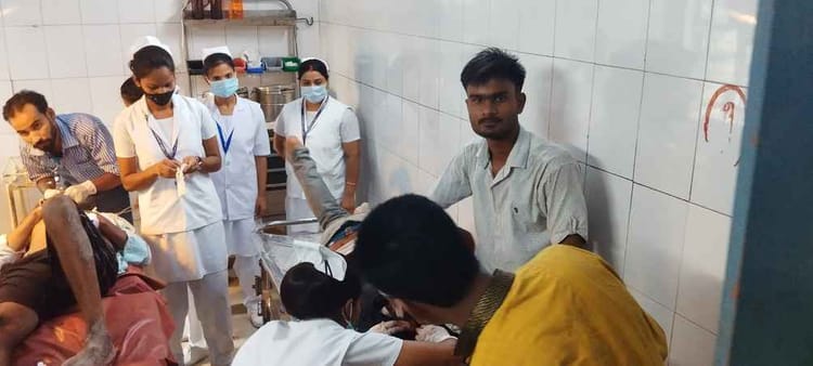 Bihar News : हाजीपुर में रेलवे लाइन किनारे तड़प रहा था पटना का युवक, चलती ट्रेन से गिरने के कारण गंभीर