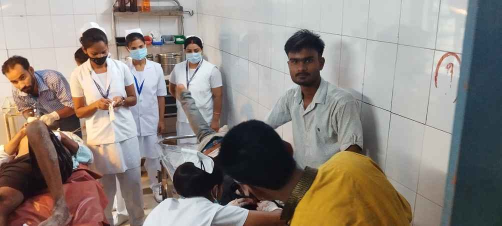 Vaishali Bihar news : young man was injured after falling from a train onto the railway track vaishali news
