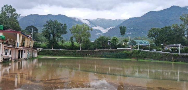 Waterlogging due to rain in Jogindernagar, debris entered residential areas