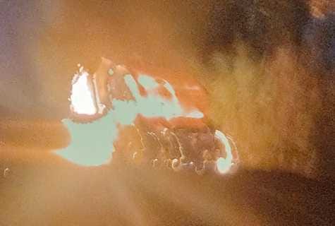 The car turned into a ball of fire, the driver saved his life by jumping out
