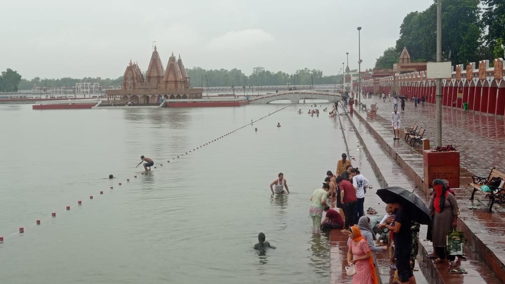 Amidst the rain in Brahmasarovar, devotees took a holy dip on Amavasya