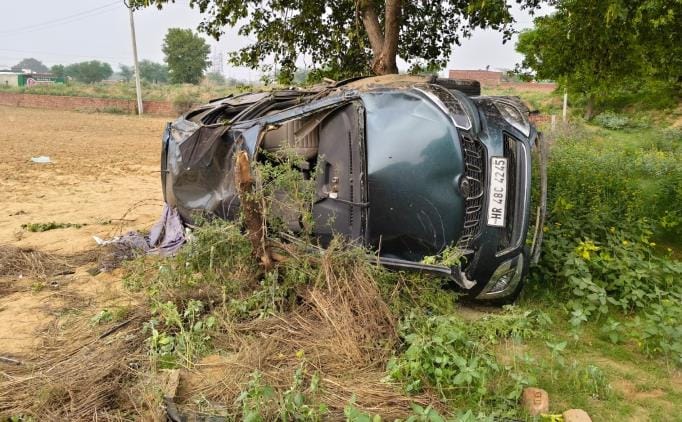 Vehicle overturned due to stray animal on Tosham-Hansi road, driver died