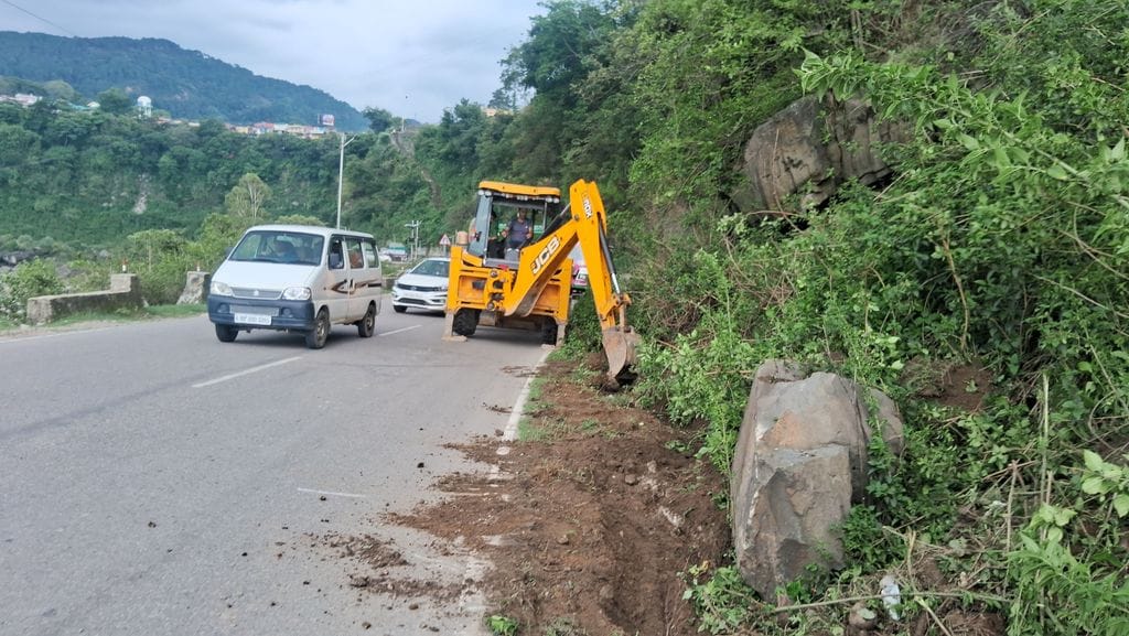 After waterlogging, NHAI is busy making drainage channels in the highway