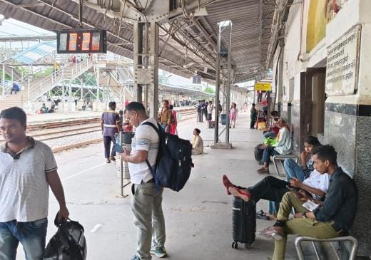 One MEMU did not come, the other came an hour late, passengers are upset