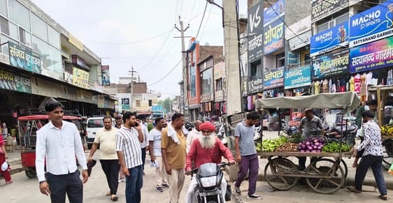 The Nagar Parishad team removed encroachment from Hans Market