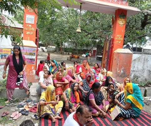 Protest was held at the temple gate regarding the committee dispute