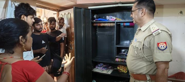 Thieves broke the locks of two houses and stole jewelry, panic spread