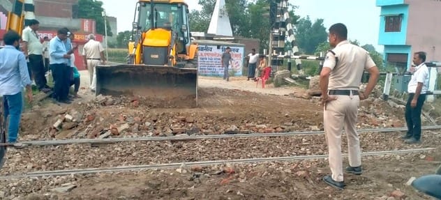 Railway track was repaired, Adhauli gate was closed for five hours