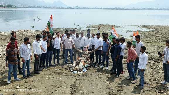Ajmer News: Youth Congress burnt the effigy of CM in Anasagar Lake