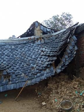 A kutcha house collapsed due to rain in Tyai, the family narrowly escaped