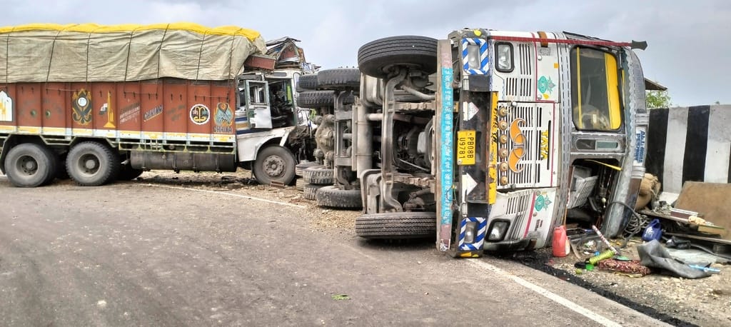 Two trucks carrying maize from Shahkot Punjab collided in Bathri, operator died