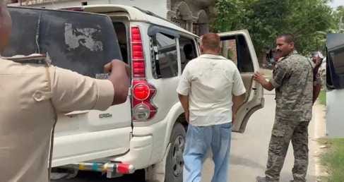 Muzaffarpur Bihar news :teacher hostage on charges of indecent behaviour with girl students