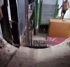 इस तरह खिड़की से बेची जा रही शराब।
