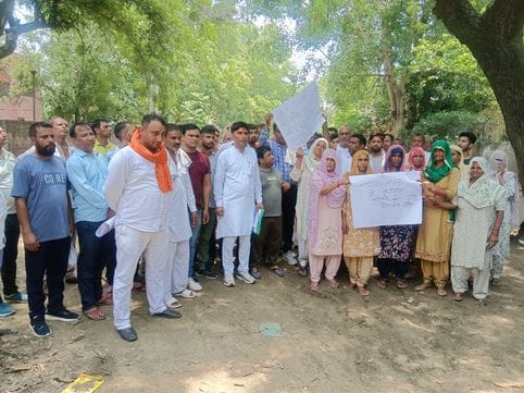 Demonstration for demand of plots