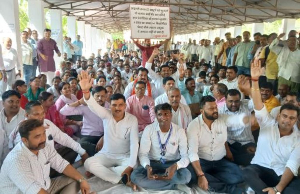 Teachers got angry over the pairing policy of schools and took to the streets