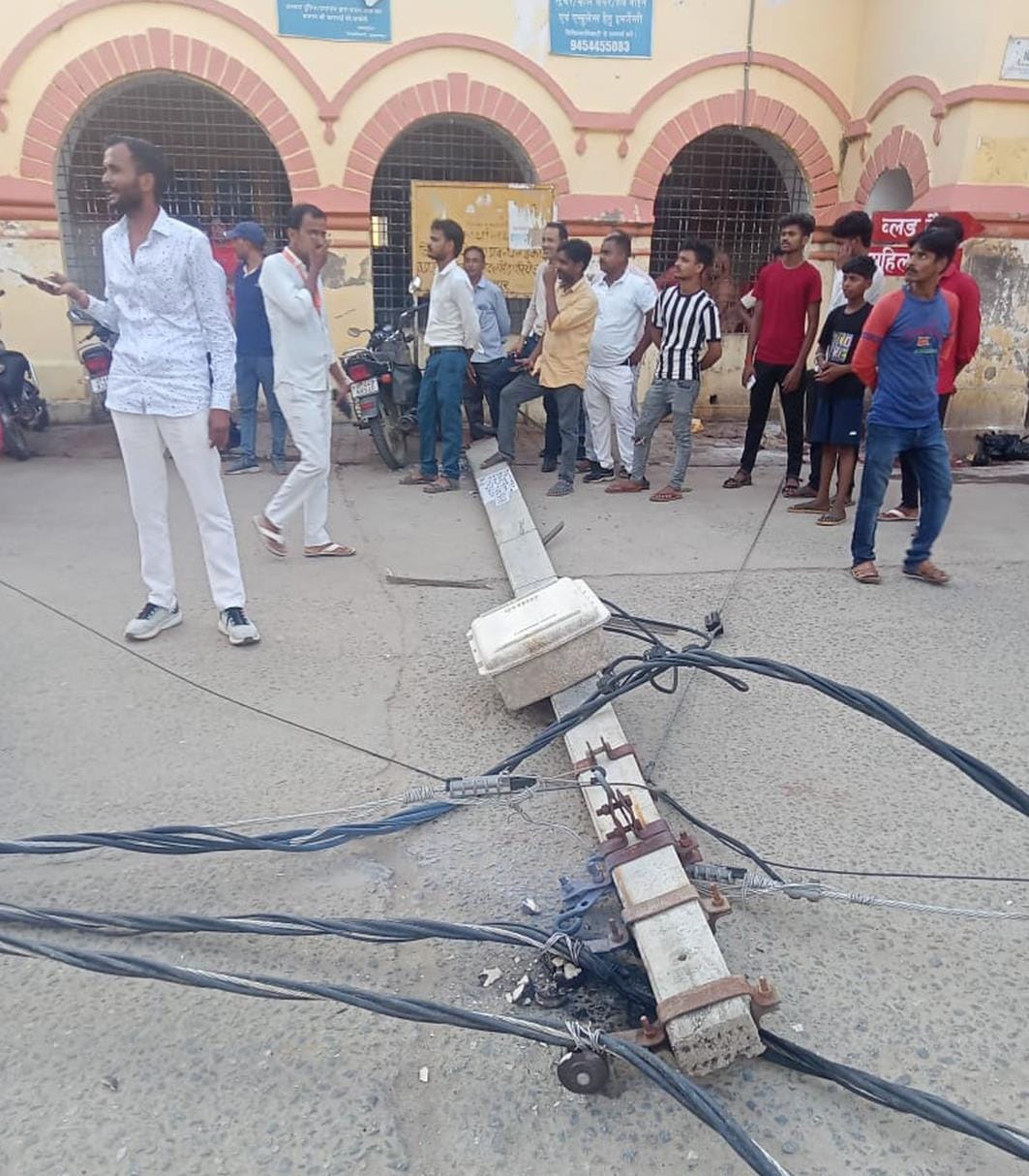 Englishkhambhe toote, medikal kolej mein thap rahee chhah ghante bijalee aapoorti   Pillars broken, power supply halted for six hours in medical college
