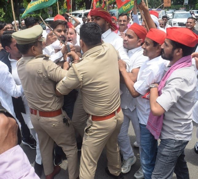 SP staged a protest, tried to burn the effigy of the Chief Minister