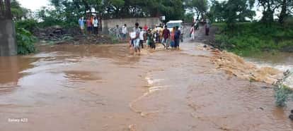 Ajablal Uikey of Dhudhoda swept away in the Parradol drain, grabbing a tree branch and trying to escape.