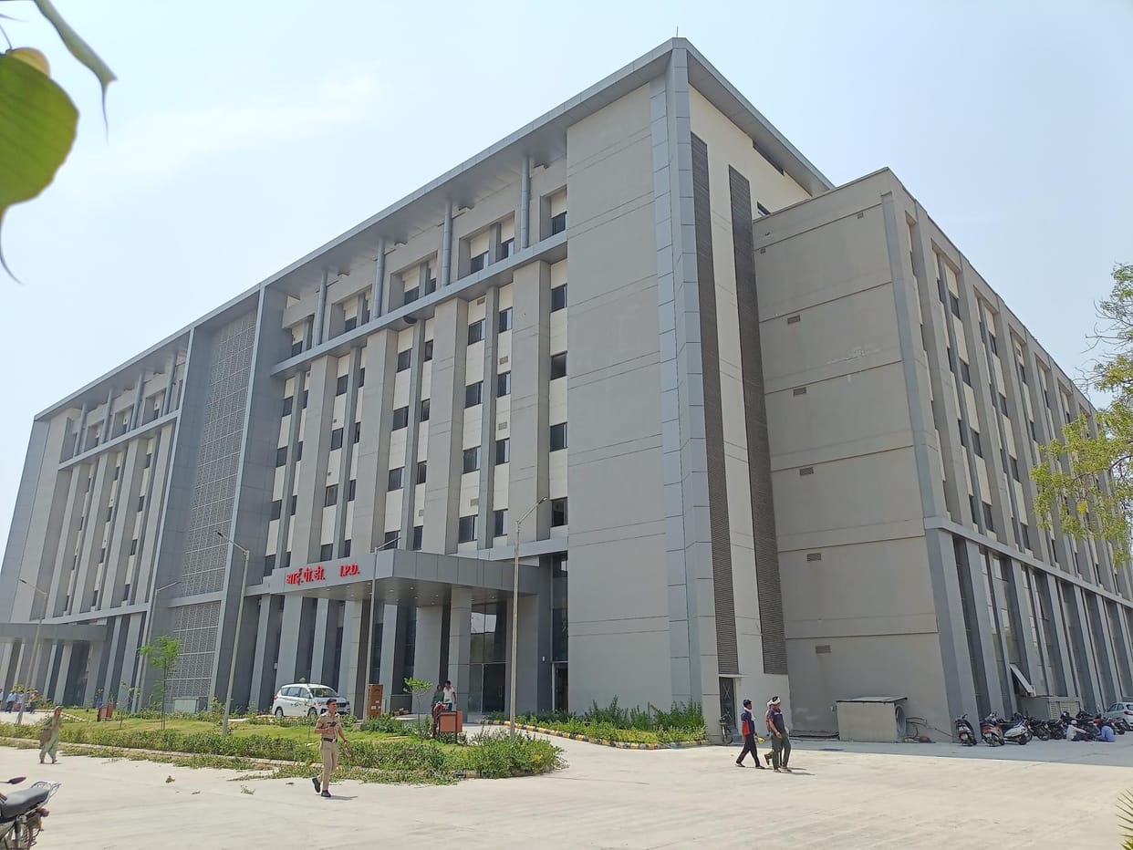 The information of the commissioner's inspection caused panic among the employees throughout the day