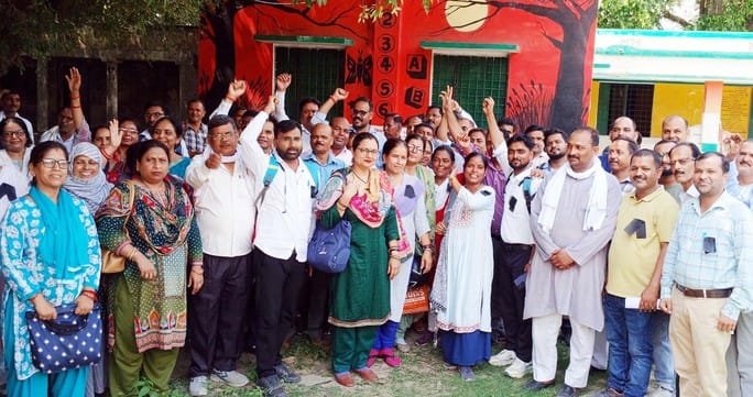 Teachers protested by wearing black bands