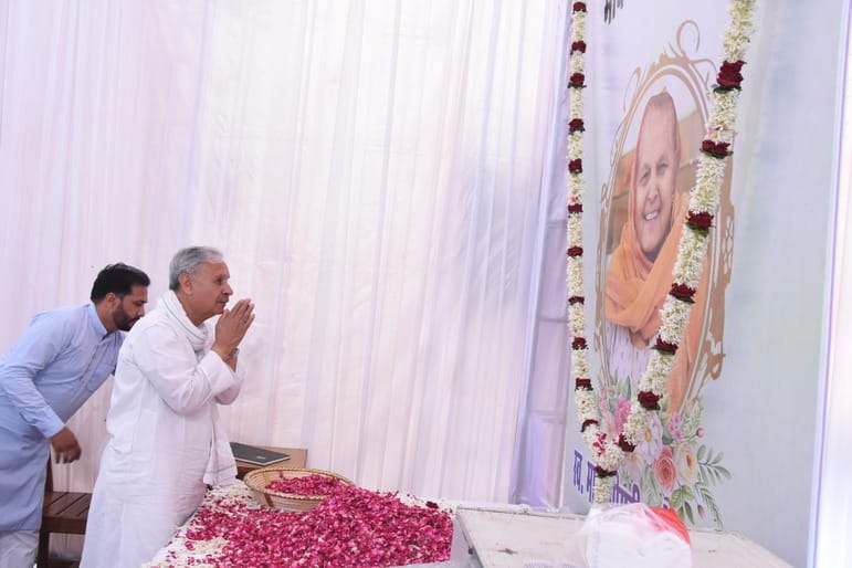 Inderjit, Abhay Chautala, former Punjab minister Manpreet Badal paid tribute to Captain's mother
