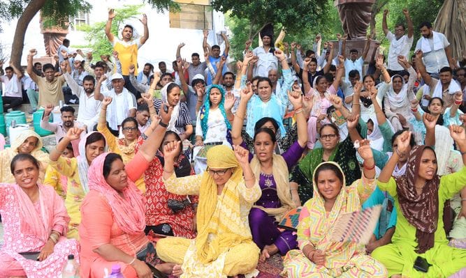 Contract workers got the support of JJP workers