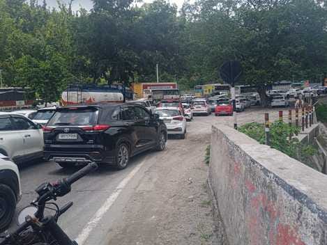 Drivers stuck in the jam opened the elevated road