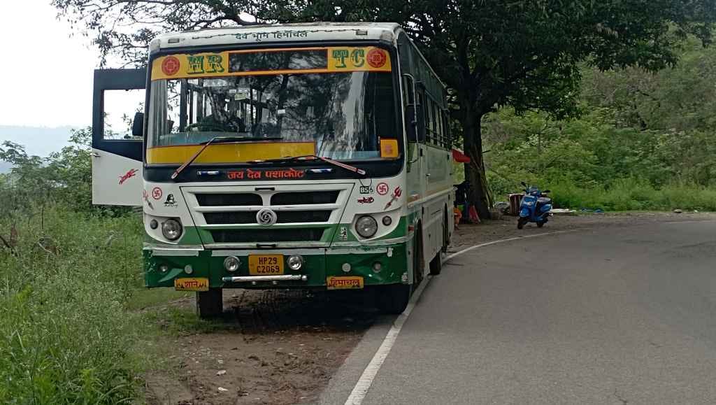 Wheels of HRTC bus stopped again in Dhanotu, passengers worried