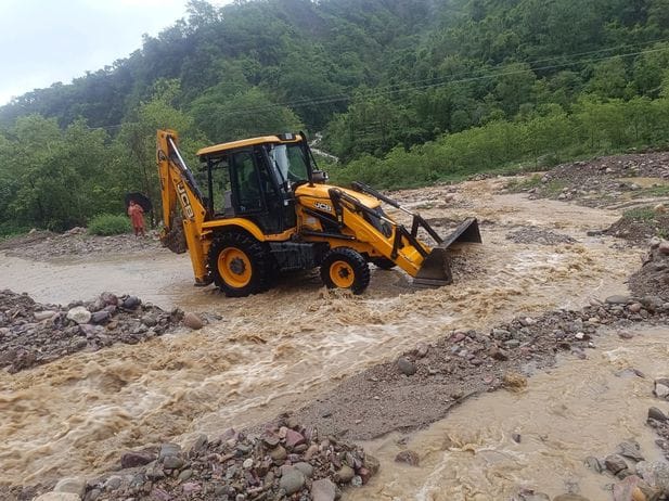 Rocks fell near Banog in Dharampur, NH 03 blocked