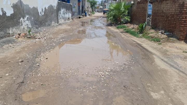 Marketing board left road construction work in limbo, villagers raised slogans
