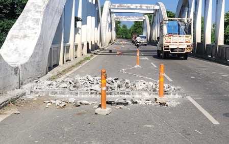 Incomplete repair on Bhankhda river bridge became the reason for the accident, two bike riders injured