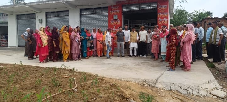 Villagers protested against the liquor contract in Gahar Panchayat