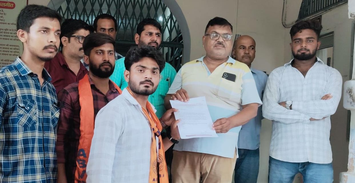 Angry ABVP protests against fee hike, warns of agitation