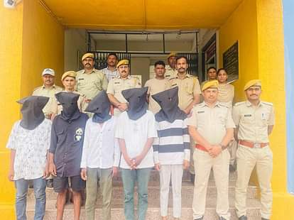 पुलिस की गिरफ्त में आरोपी