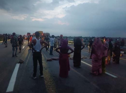 People got angry and blocked the expressway for two hours